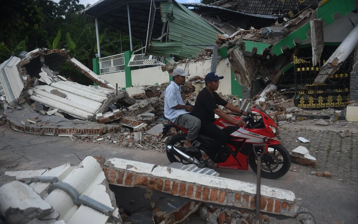 Hàng ngàn ngôi nhà trên đảo Bawean bị phá hủy vì động đất.