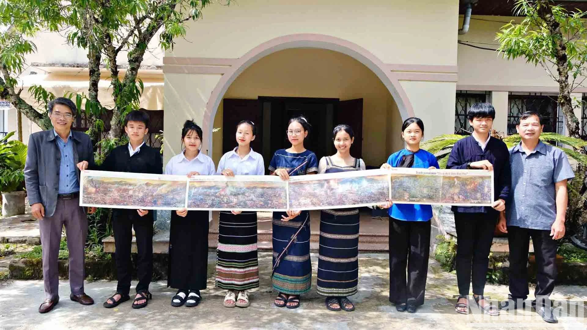 Đại diện Báo Nhân Dân tại Lâm Đồng cùng các học sinh đồng bào dân tộc thiểu số với 4 trường đoạn tranh panorama "Chiến dịch Điện Biên Phủ".