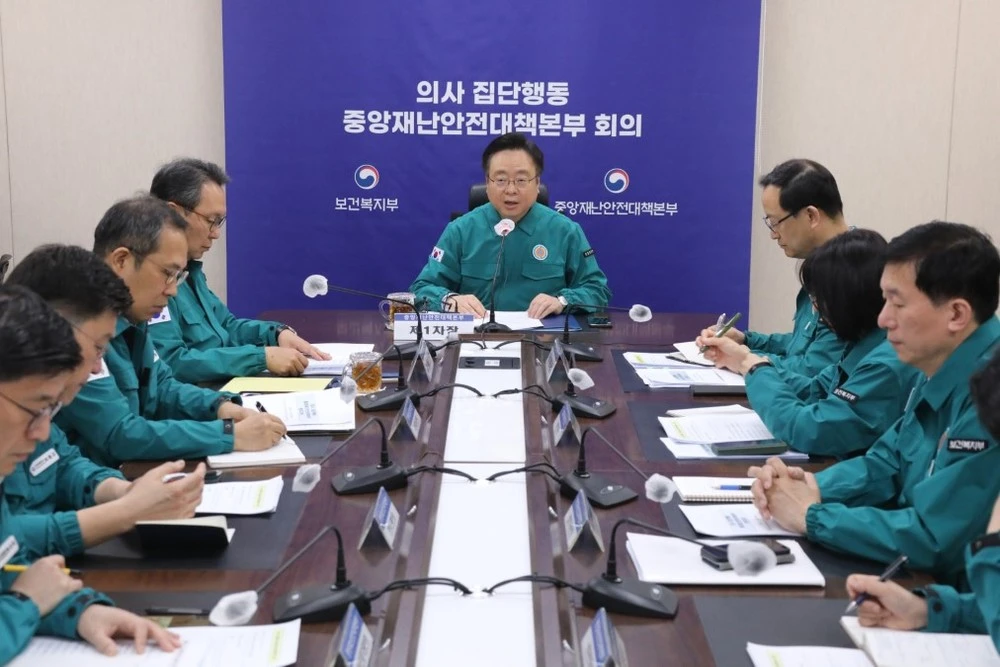 Bộ trưởng Y tế Hàn Quốc Cho Kyoo-hong (giữa) chủ trì cuộc họp về cuộc đình công của các bác sỹ thực tập, tại Seoul ngày 29/4/2024.