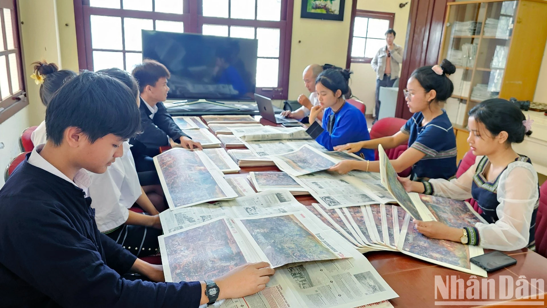 Bạn đọc là học sinh, sinh viên đến Văn phòng đại diện Báo Nhân Dân tại Lâm Đồng để trải nghiệm và nhận quà tặng ấn bản tranh panorama "Chiến dịch Điện Biên Phủ".