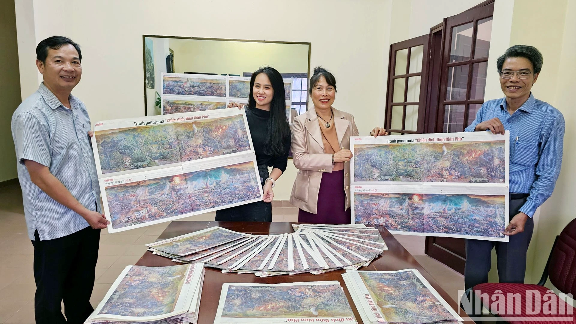 Đại diện Báo Nhân Dân tại Lâm Đồng trao ấn bản tranh panorama "Chiến dịch Điện Biên Phủ" do Báo Nhân Dân tặng bạn đọc.