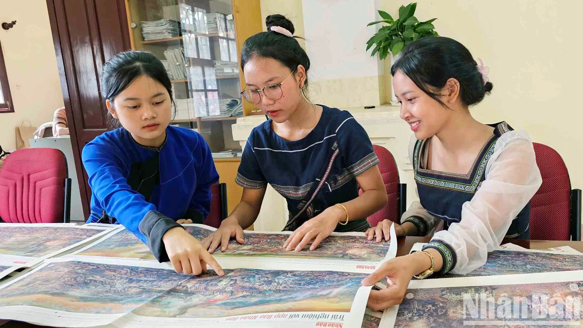 Học sinh đồng bào dân tộc thiểu số thích thú với ấn bản tranh panorama "Chiến dịch Điện Biên Phủ".