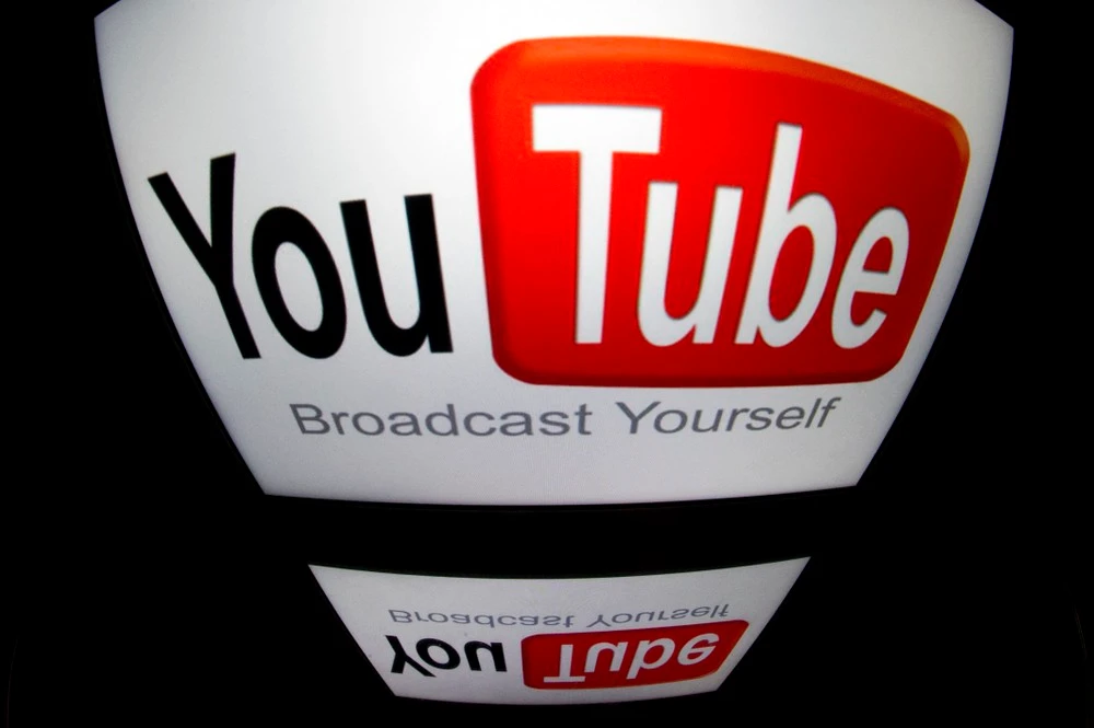 Biểu tượng YouTube trên màn hình máy tính.