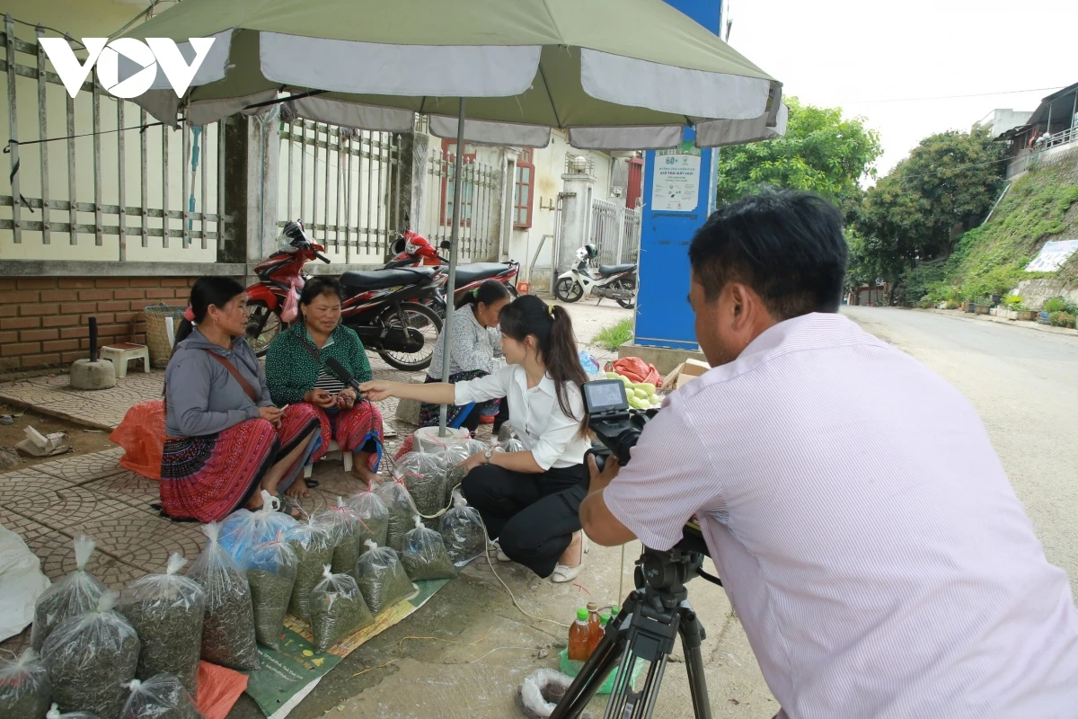 Phóng viên Trung tâm Truyền thông - Văn hóa huyện Bắc Yên, Sơn La tác nghiệp tại địa bàn.