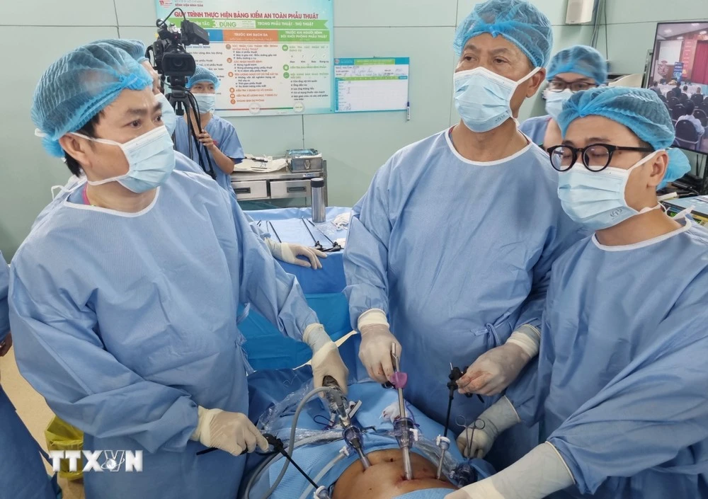 Các bác sỹ nước ngoài và bác sỹ Bệnh viện Bình Dân phối hợp phẫu thuật bằng phương pháp tạo hình van chống trào ngược dạ dày thực quản theo kỹ thuật Omega 300 AP.