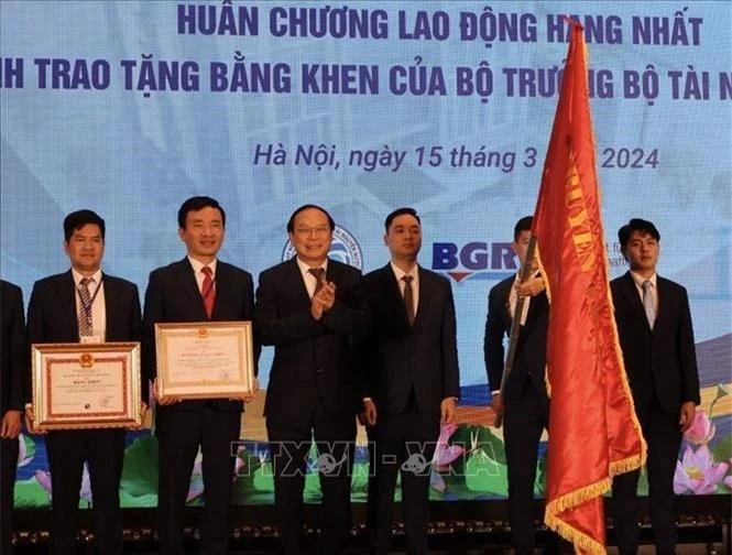 Thứ trưởng Bộ Tài nguyên và Môi trường Lê Công Thành trao Huân chương Lao động hạng Nhất tặng Liên đoàn Quy hoạch và Điều tra tài nguyên nước miền Bắc.