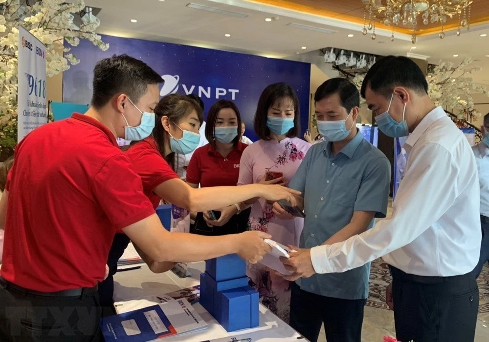 VNPT Yên Bái cung cấp dịch vụ mạng Internet băng rộng tới hơn 81.000 thuê bao và khởi tạo ví điện tử )trên 40.000 khách hàng thông qua điện thoại thông minh.