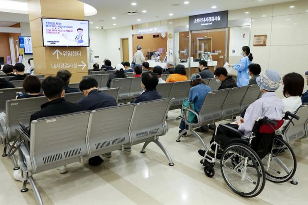 Bệnh nhân chờ khám tại một bệnh viện ở Hàn Quốc.