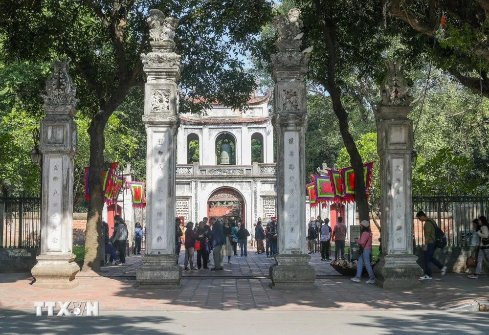 Khách du lịch tham quan Văn Miếu - Quốc Tử Giám.