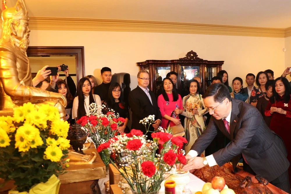 Đại sứ Việt Nam tại Canada Phạm Vinh Quang thành kính dâng hương trước bàn thờ Tổ Hùng Vương.