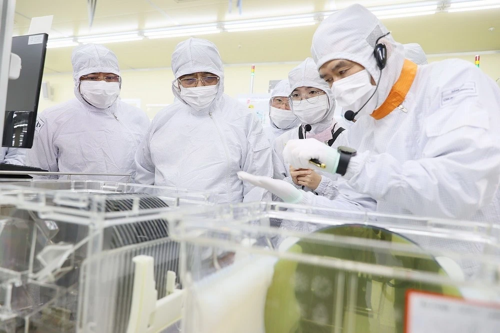 Thủ tướng Phạm Minh Chính thăm dây chuyền sản xuất chíp bán dẫn của Công ty TNHH Hana Micro Vina.