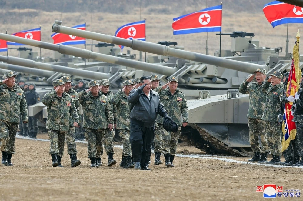 Nhà lãnh đạo Triều Tiên Kim Jong-un (phía trước) thị sát cuộc diễn tập của các đơn vị xe tăng ngày 13/3/2024.