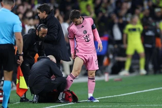 Messi cảm thấy khó chịu ở gân kheo chân phải trong trận đấu mới đây.