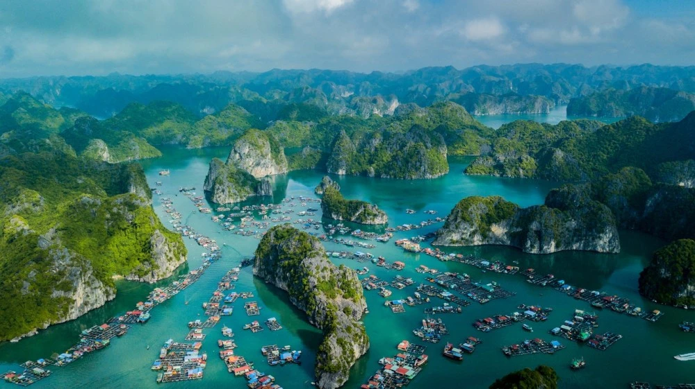 visit-vietnam-halong-bay-1583998778-1000x561-939.jpg