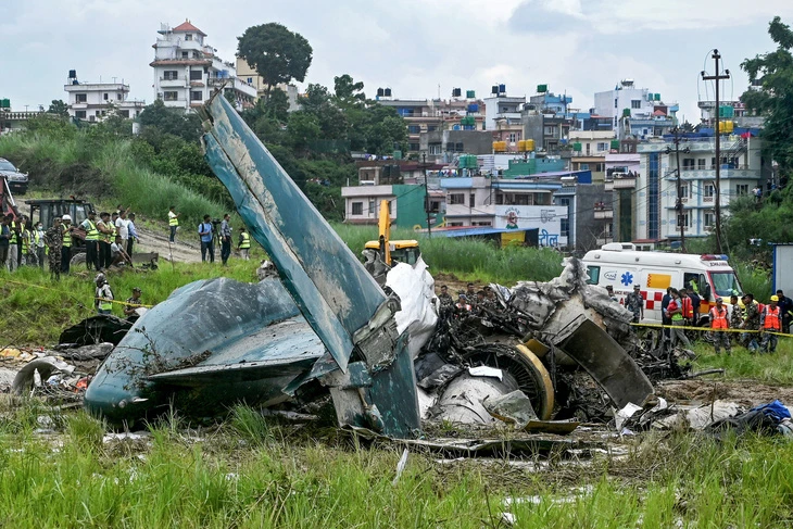 Hiện trường vụ rơi máy bay tại Nepal ngày 24/7.
