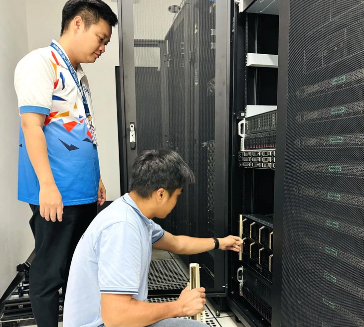 Các nghiên cứu viên Trường đại học Công nghệ thông tin (Đại học Quốc gia TP.HCM) đang kiểm tra kết cấu và linh kiện siêu máy chủ AI NVIDIA DGX A100 vừa được nhập về trường.