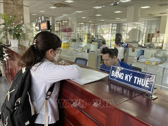 Người dân thực hiện giao dịch tại Cục Thuế TP Hồ Chí Minh.
