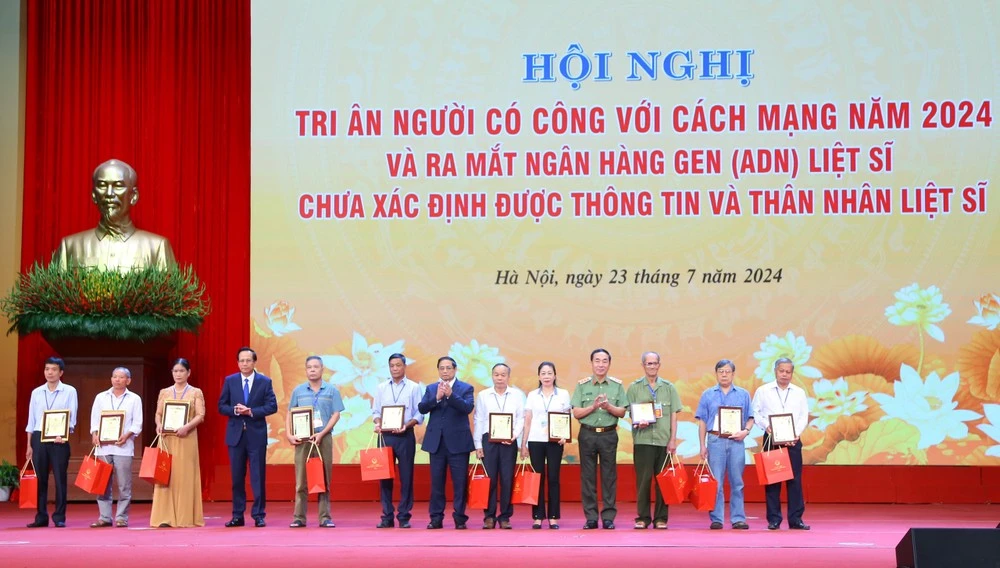 Trao chứng nhận kết quả giám định ADN cho thân nhân các liệt sỹ.