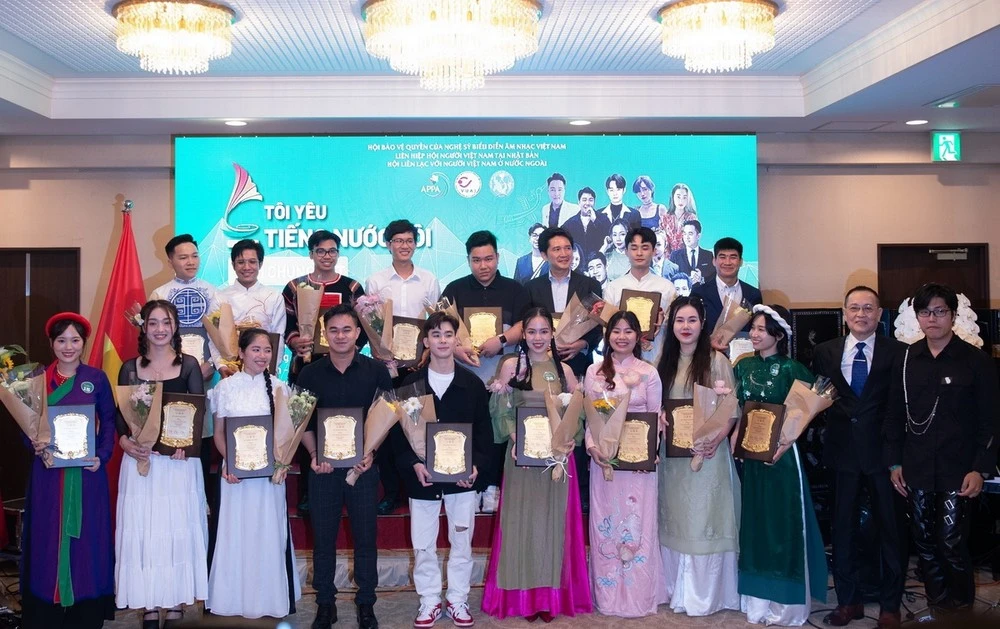 Các thí sinh lọt vào vòng chung kết chụp ảnh lưu niệm.