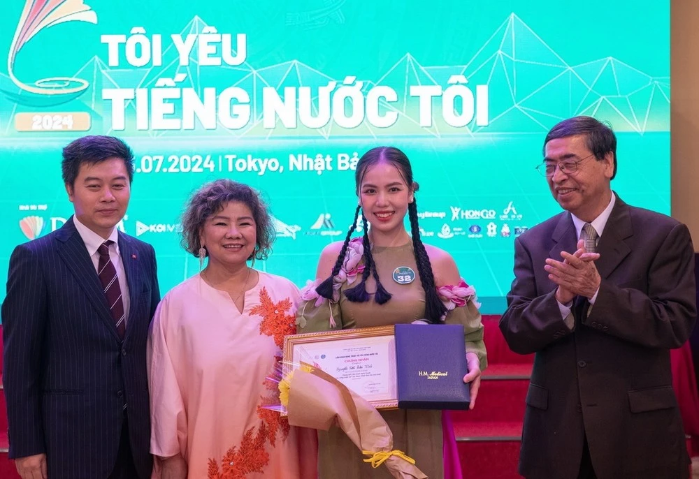 Ban tổ chức trao huy chương Vàng duy nhất cho thí sinh Nguyễn Trần Bảo Trinh.
