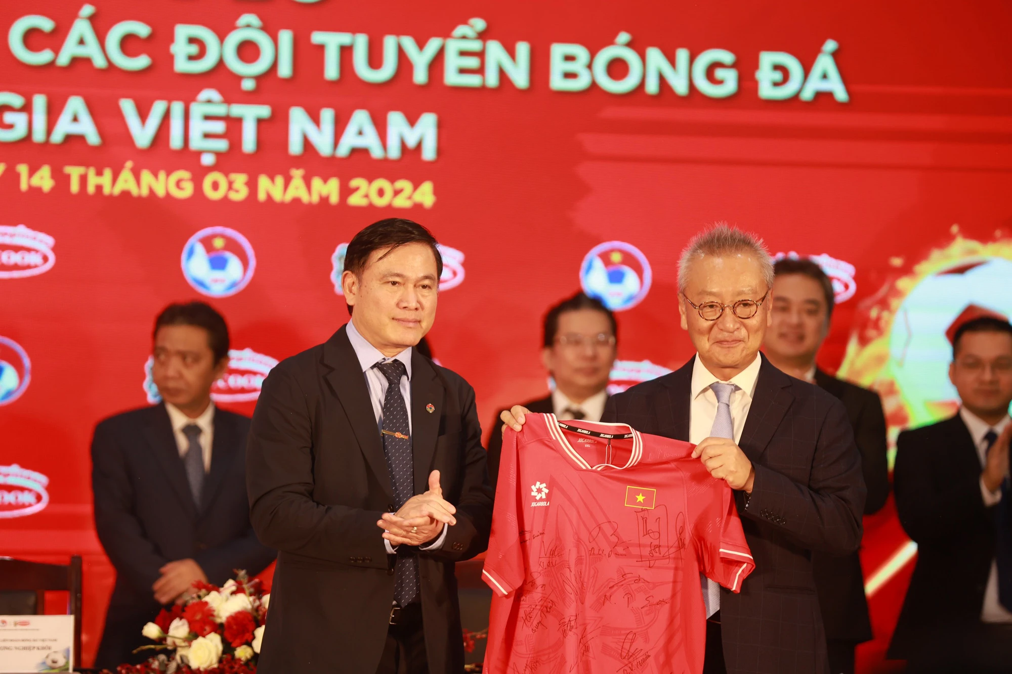 Phó chủ tịch VFF Trần Anh Tú trao tặng áo đấu có chữ ký các tuyển thủ cho nhà tài trợ.