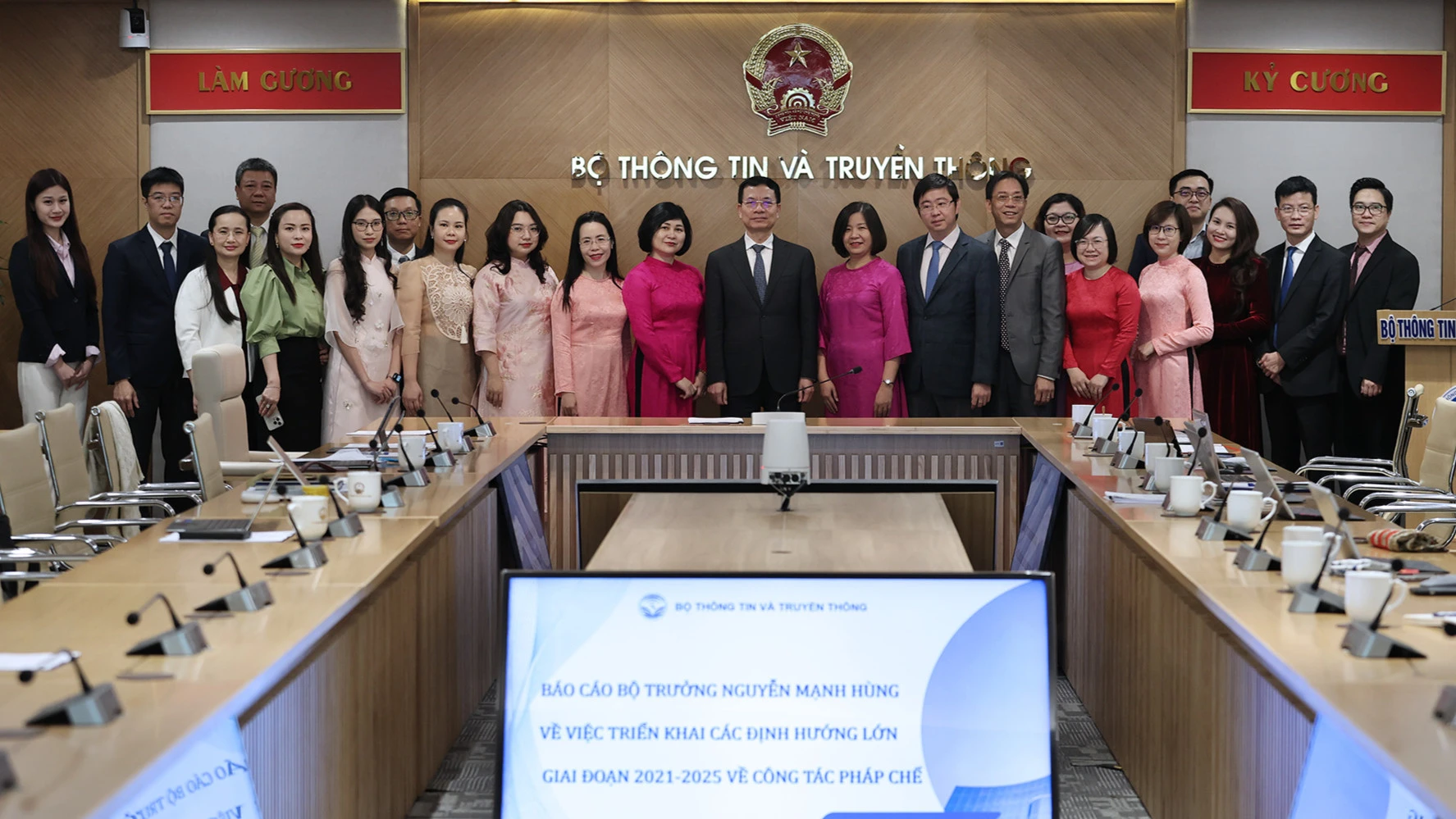 lam-viec-vu-phap-che-2-1599.jpeg