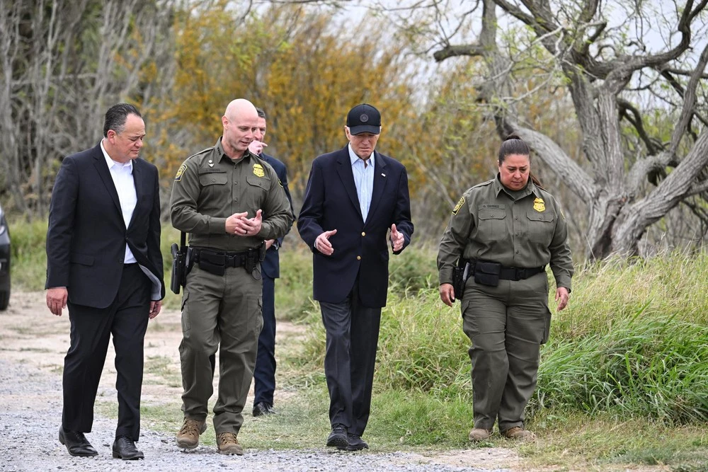 Tổng thống Mỹ Joe Biden (thứ hai, phải) trong chuyến thăm thành phố Brownsville, bang Texas ngày 29/2/2024.