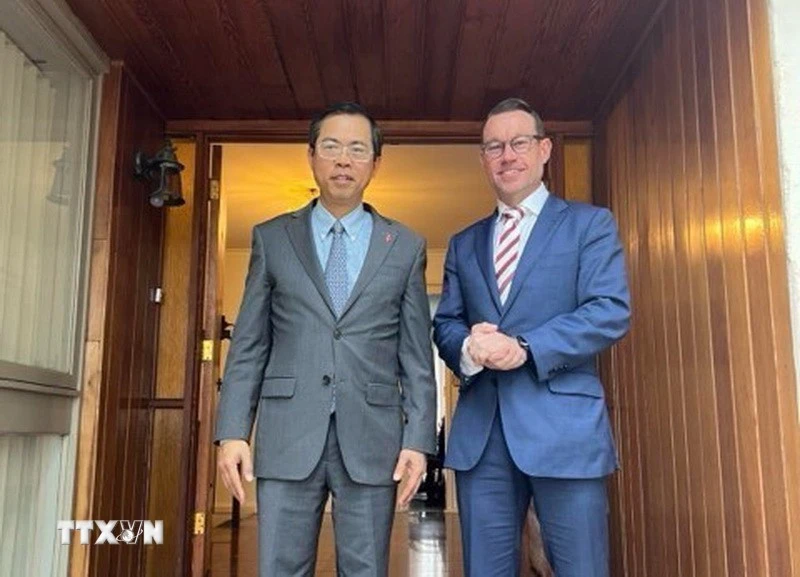 Đại sứ Phạm Hùng Tâm và ông Justin McGowan, Giám đốc Điều hành phụ trách Thương mại và Đầu tư của bang Queensland tại cuộc gặp ở trụ sở Đại sứ quán Việt Nam tại Australia.