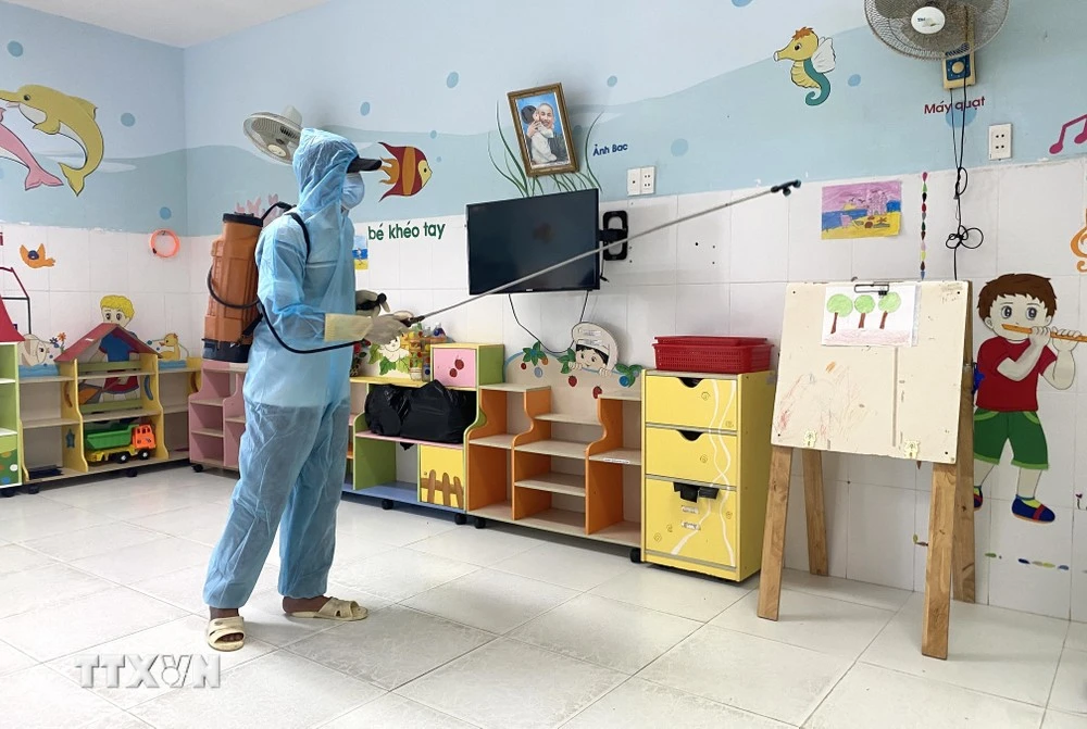 Lực lượng chức năng phun thuốc tiêu độc khử trùng tại các trường mầm non, mẫu giáo có trẻ mắc bệnh tay chân miệng.