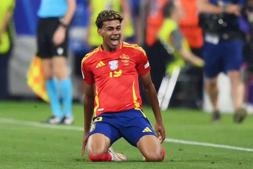 Lamine Yamal trở thành cầu thủ trẻ nhất ghi bàn ở EURO và World Cup.