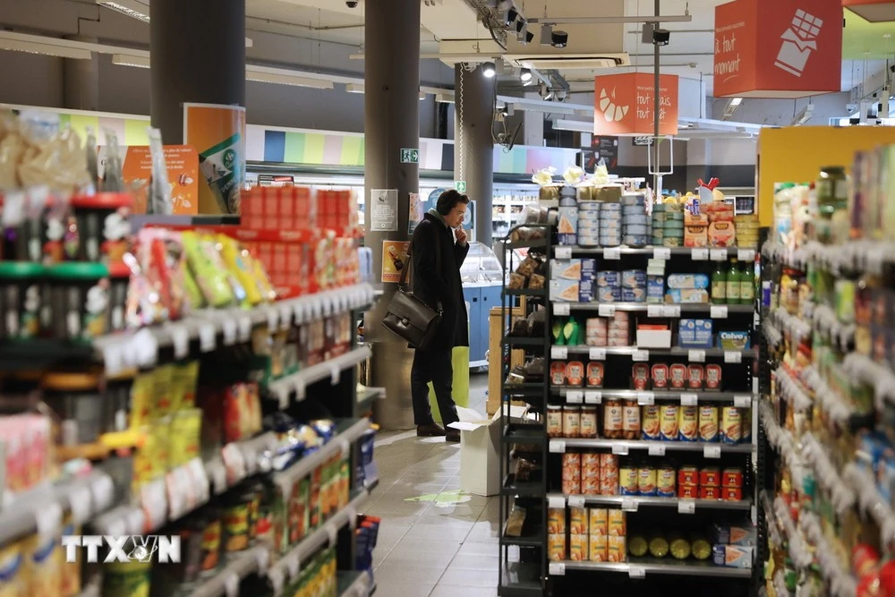 Người dân mua sắm tại siêu thị ở Brussels, Bỉ.