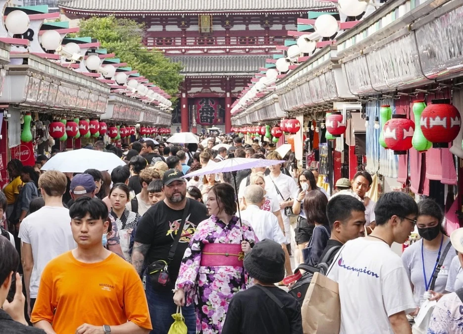 Khách du lịch tham quan phố mua sắm ở quận Asakusa ở Tokyo (Nhật Bản).