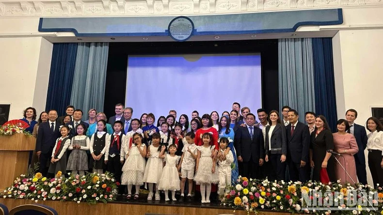 Các đại biểu cùng toàn thể học sinh, sinh viên hai nước hát vang bài hát “Như có Bác Hồ trong ngày vui đại thắng” bằng tiếng Việt.
