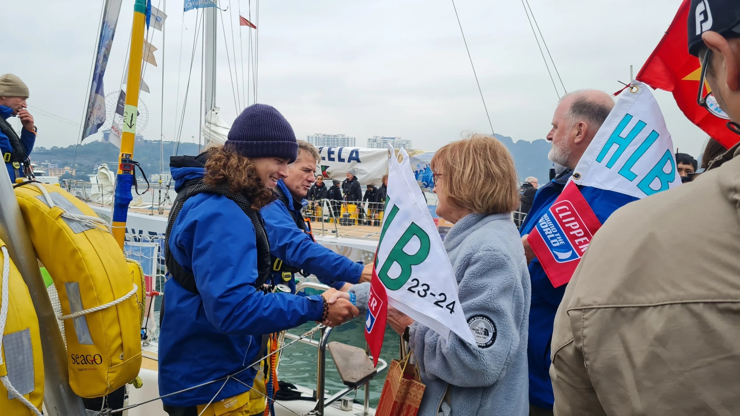 Nhiều khách nước ngoài có người thân tham dự Clipper race đã đến tận Hạ Long để động viên.