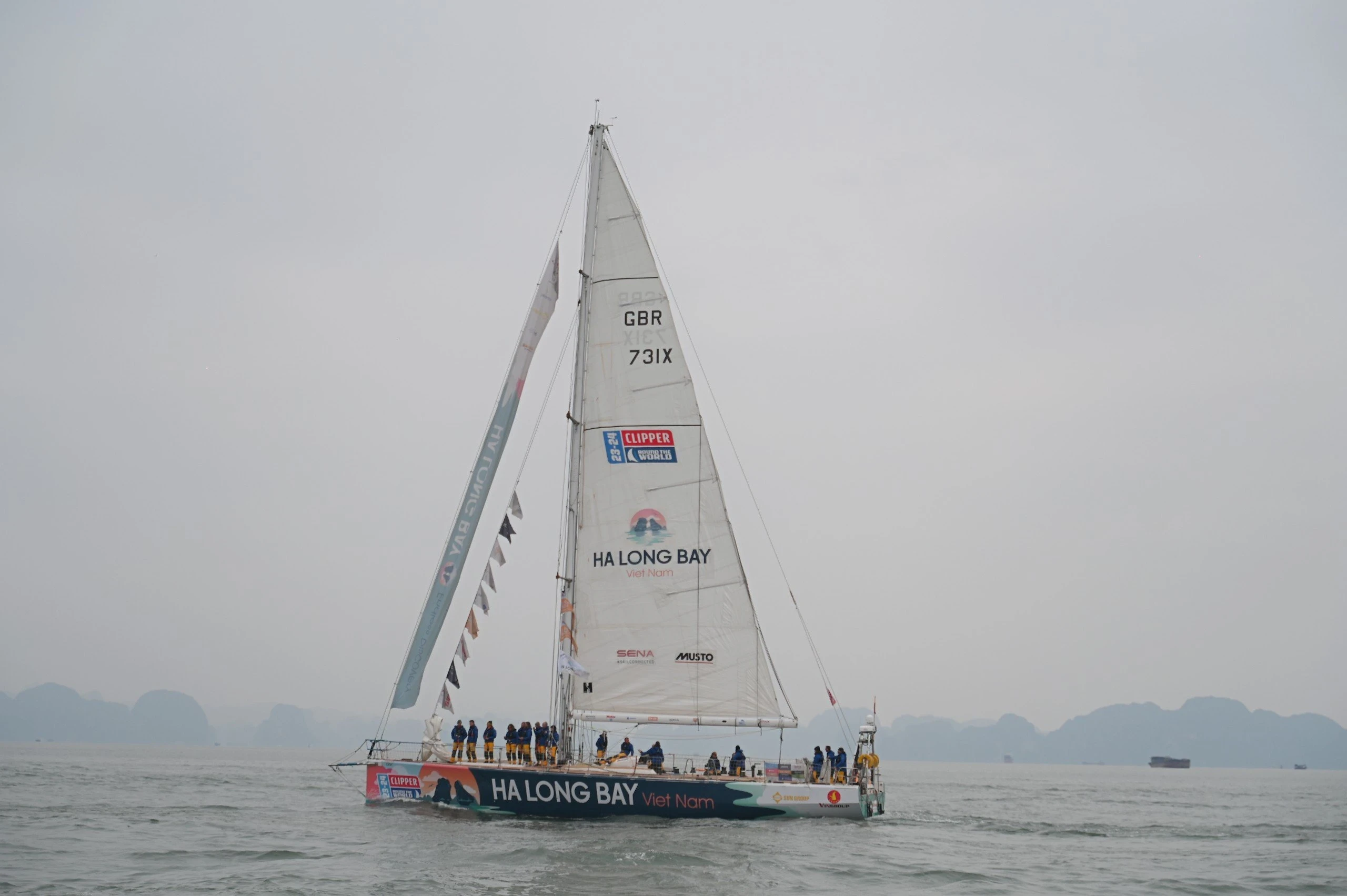 Đội đua Hạ Long Bay Viet Nam căng buồm bắt đầu chặng đua mới.