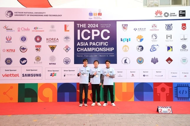 Thành viên của đội Rmdir của Trường Đại học Công nghệ, Đại học Quốc gia Hà Nội tại vòng chung kết ICPC Asia Pacific Championship 2024.