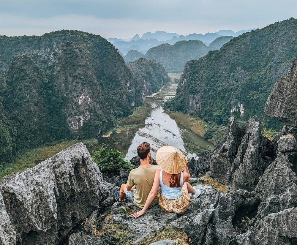 Du khách khám phá thiên nhiên Ninh Bình.