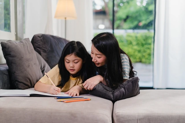 Để đồng hành cùng con, phụ huynh nên cho con cơ hội lên tiếng, nói thẳng thắn về vấn đề khó khăn mà con đang phải đối mặt.