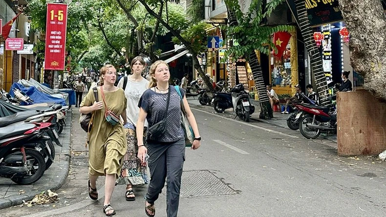Khách du lịch quốc tế tham quan Hà Nội.