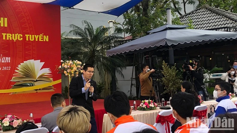 Nhà nghiên cứu Nguyễn Quốc Vương giao lưu với các bạn đọc trẻ.