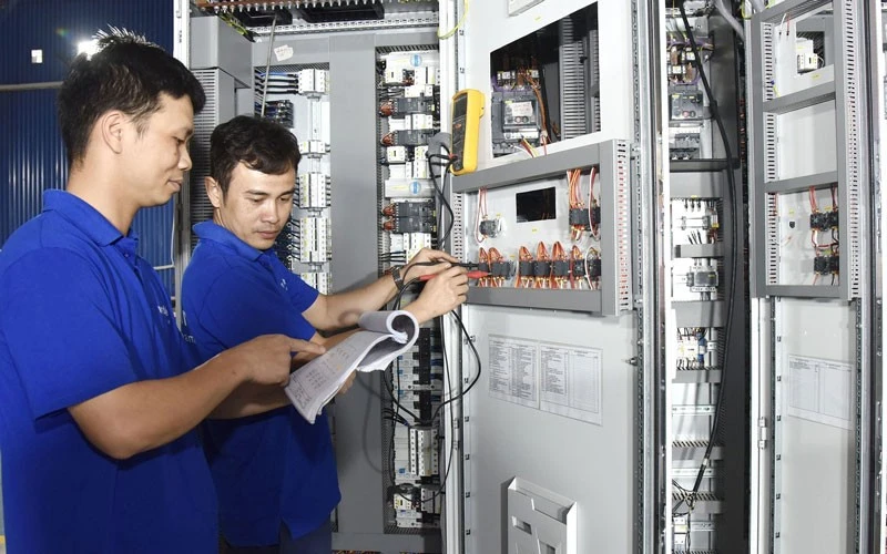 Công nhân Công ty TNHH Vander Leun (Hải Phòng) kiểm tra thiết bị điện.