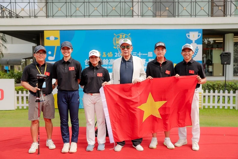 Các thành viên đội tuyển golf Việt Nam tham dự giải đấu.