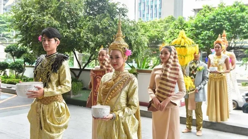 Các nghệ sĩ trong trang phục truyền thống của Thái Lan.