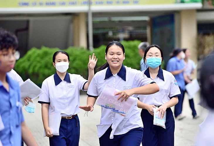 Thí sinh dự thi tốt nghiệp THPT năm 2023 tại TP.HCM vui vẻ sau khi kết thúc môn thi ngữ văn.