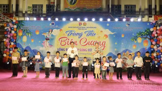Nhiều phần quà ý nghĩa được trao tại chương trình "Đêm hội trăng rằm - Lồng đèn thắp sáng ước mơ"
