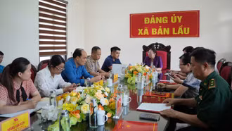 Đồng chí Giàng Thị Dung - Phó Bí thư Tỉnh ủy, Trưởng đoàn Đại biểu Quốc hội tỉnh làm việc tại xã Bản Lầu