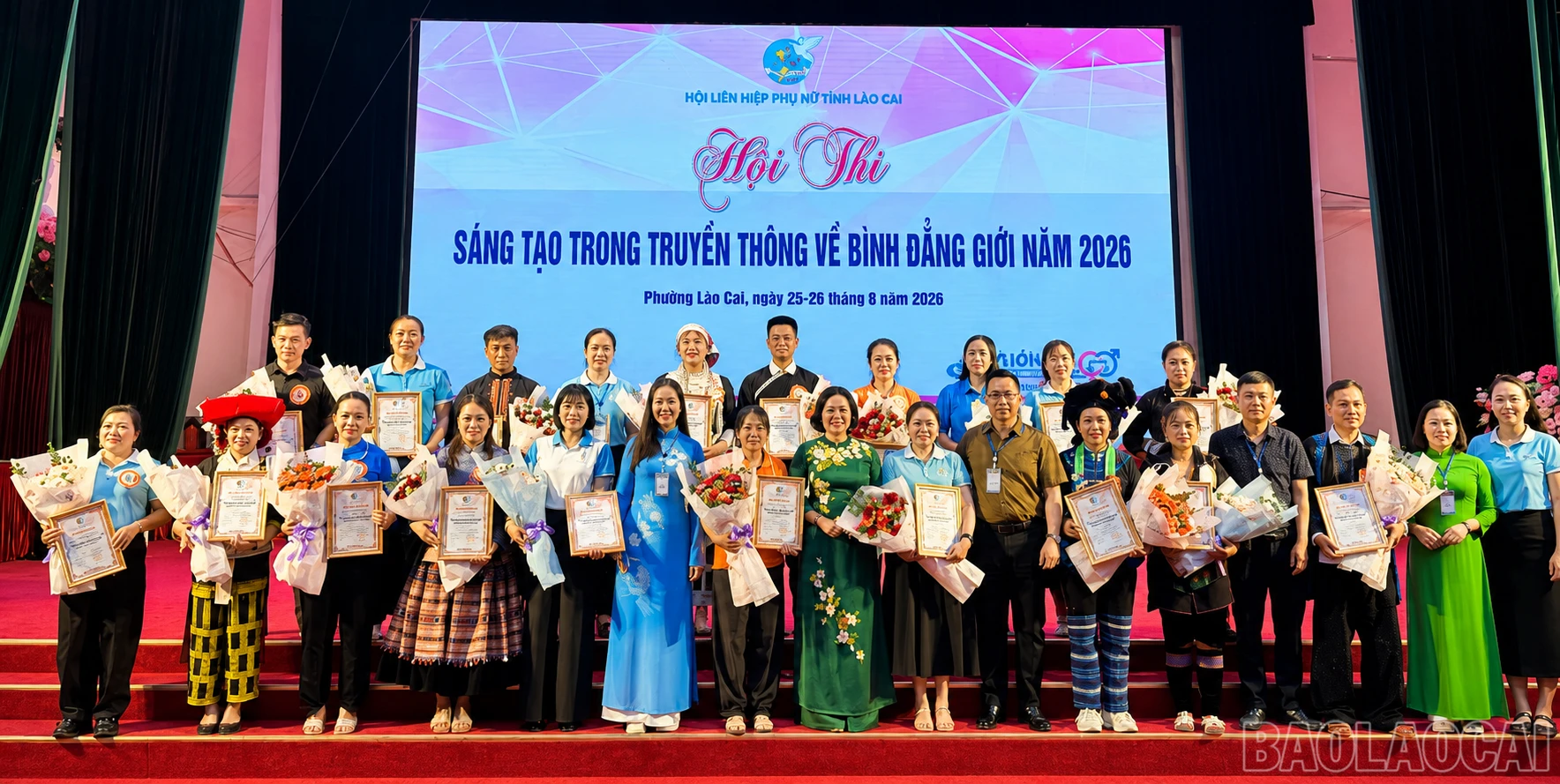 Ban tổ chức trao giải cho các đội thi.