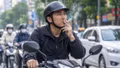 Vừa đi xe máy vừa hút thuốc lá, có bị xử phạt không?