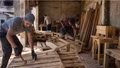 Người dân Gaza tận dụng pallet gỗ viện trợ nhân đạo để làm đồ nội thất