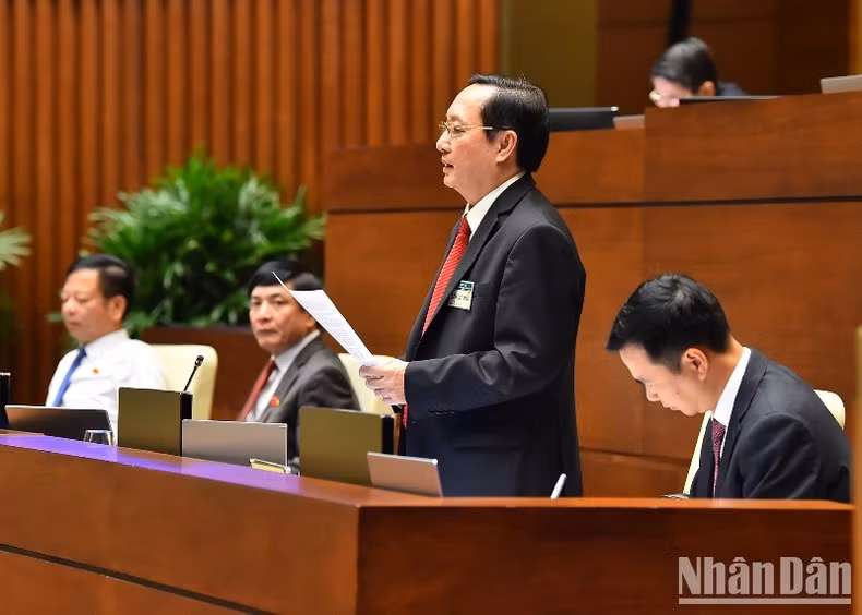 Bộ trưởng Khoa học và Công nghệ Huỳnh Thành Đạt trả lời chất vấn các đại biểu Quốc hội.